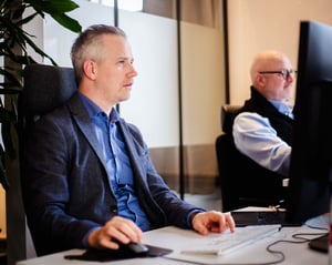 To menn som jobber på skjerm