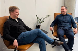 To personer som smiler