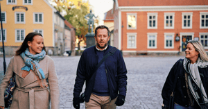 Tre personer som går